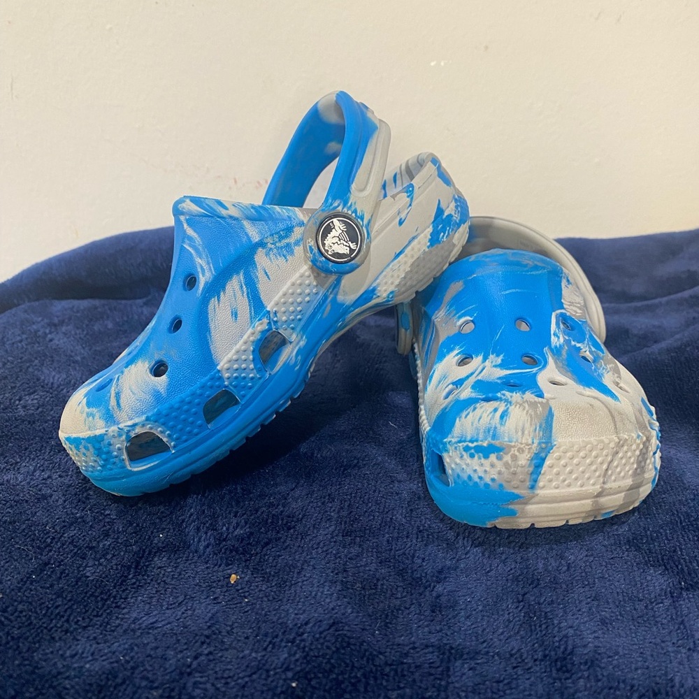 CROCS Kids Blue and White Tie-Dye Sandals